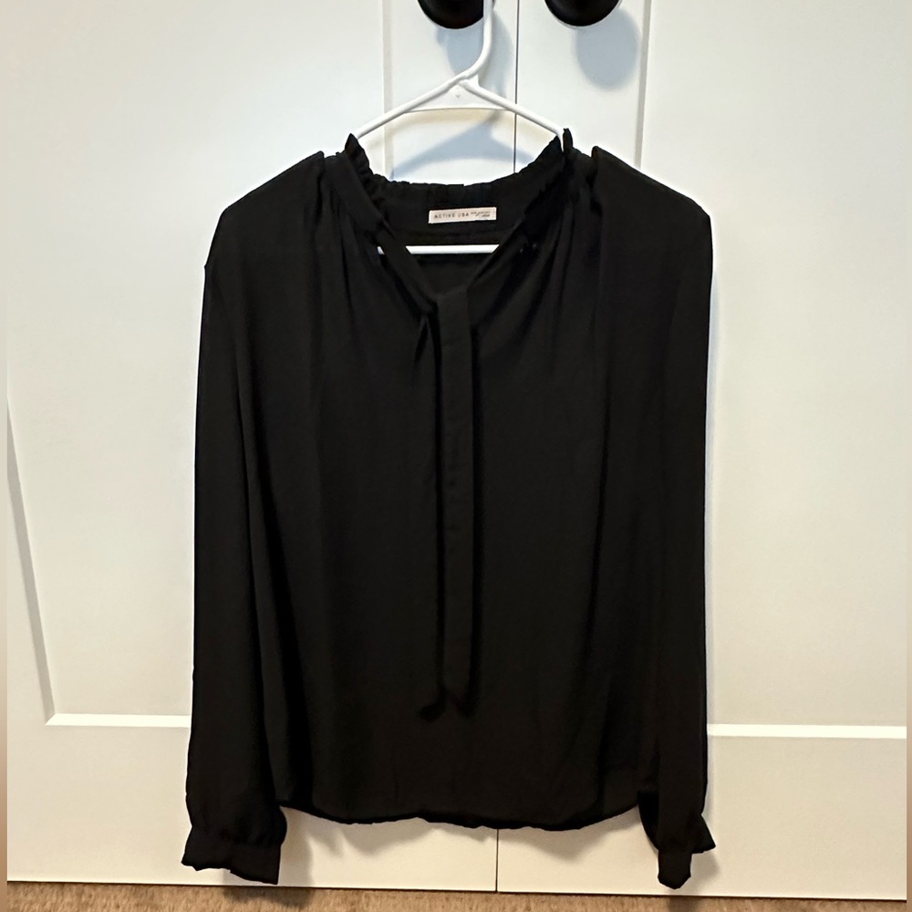 Active USA Black Long Sleeve with front tie, Size Large